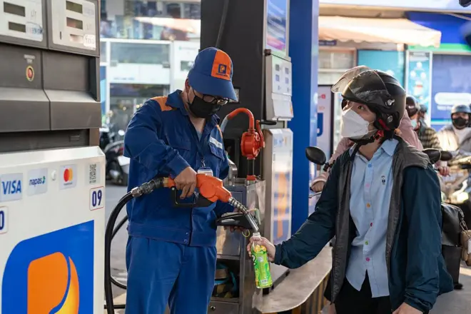 Một phụ nữ mua xăng đổ vào chai nhựa tại một trạm xăng ở TP HCM vào ngày 6/4/2026. 