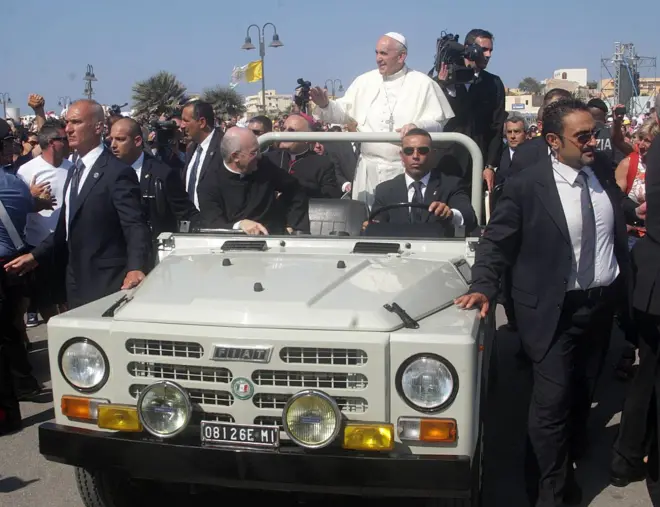 Papa defendeu imigrantes - em 2013, logo após assumir o Vaticano, ele foi à ilha italiana da Lampedusa, destino de milhares de imigrantes e refugiados vindos da África. 