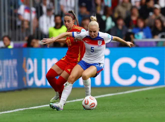 Hiszpanka Athenea del Castillo w akcji z Angielką Alex Greenwood podczas finału piłkarskich mistrzostw Europy kobiet