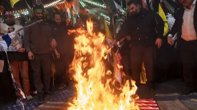 إيرانيون يحرقون أعلام أمريكا في مظاهرة بطهران احتحاجا على الهجوم على قنصلية إيران في دمشق