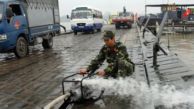 Công binh dựng và duy trì cầu phao qua sông Hồng - ảnh tư liệu