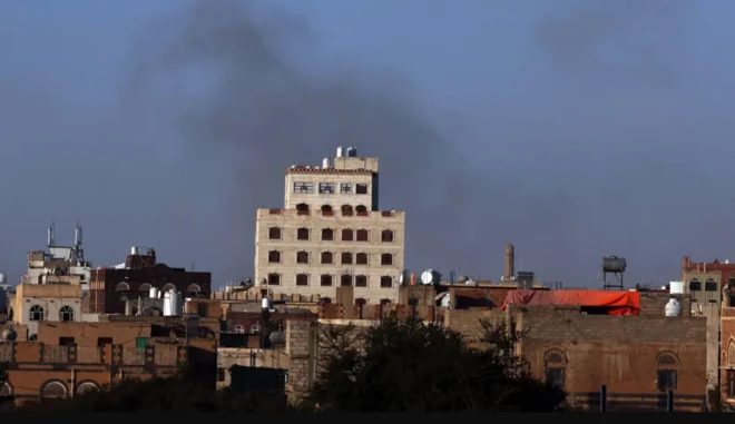 Qiiq ayaa ka kacay garoonka diyaaradaha ee Sanca kadib duqeymo ay fuliyeen diyaaradaha Israel
