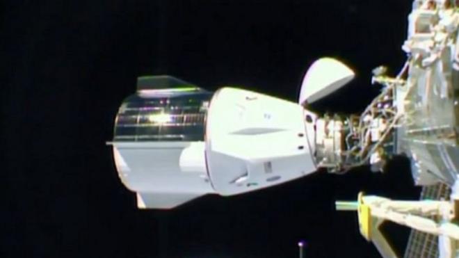 Kapsul Dragon bersender di ISS pada pukul 11:01 WIB.