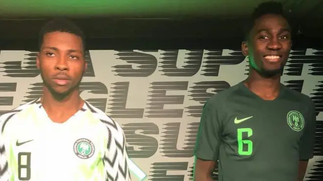 Ndị mmadụ n'egọsị ọmume dị ịcheịche na uwe egwuregwu bọọlụ Sụpa Igụls ọhụrụ