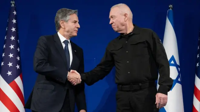 صورة أرشيفية لوزير الخارجية الأمريكي أنتوني بلينكن لوزير الدفاع الإسرائيلي يوآف غالانت.