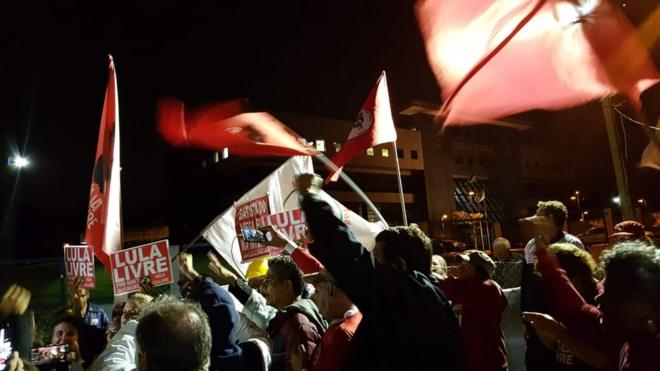 Manifestantes pró-Lula comemoram com bandeiras e cartazes