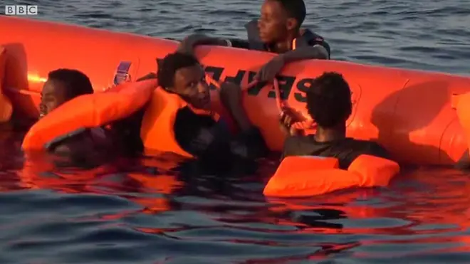 Les garde-côtes italiens ont secouru 6500 migrants en détresse sur leur navire de fortune au large de la Libye