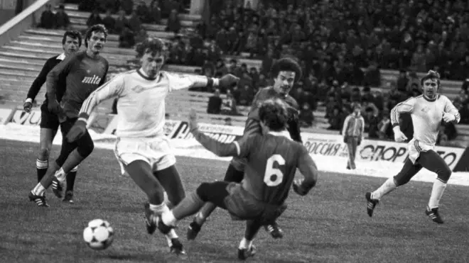 На 90-й минуте матча спартаковец Сергей Шевцов забивает второй гол в ворота "Харлема" - и в этот момент под Восточной трибуной "Лужников" начинается давка, в которой погибнет несколько десятков человек