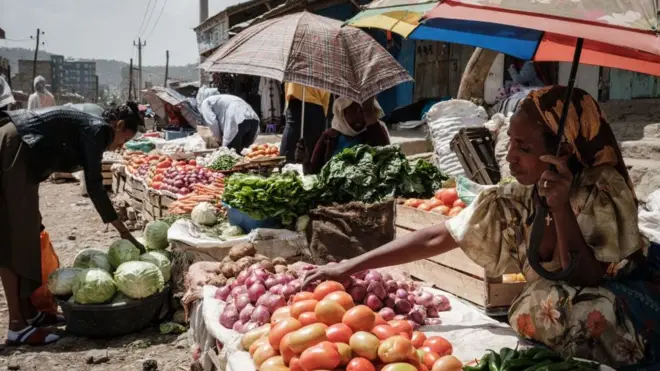 ኣብ መቐለ ዕዳጋ ሰኑይ ኣሕምልቲ ዝሸጣ ደቂ ኣንስትዮ 21 ሰነ 2021