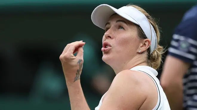 Anastasija Pavljučenkova gestikulira rukama ka sudiji tokom meča