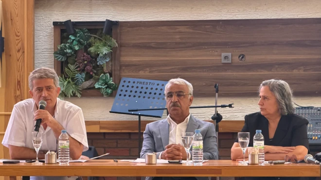 Sırasıyla İmralı Sekreteryası üyesi Çetin Arkaş, DEM Parti İmralı Heyeti üyesi Mithat Sancar, ve siyasetçi Gülten Kışanak bir masanın etrafında oturuyor.
