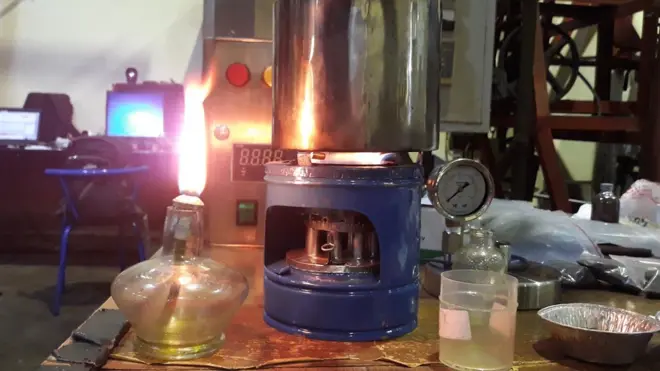 Kompor menyala menggunakan bahan bakar minyak hasil olahan sampah plastik.