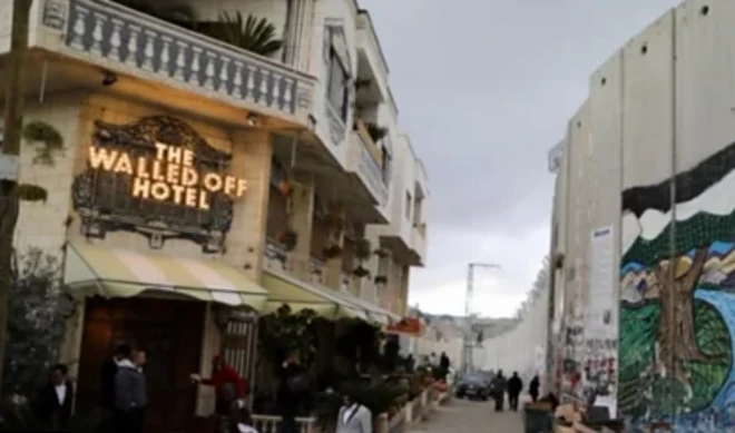 「ウォールド・オフ・ホテル」(壁で遮断されたホテル)