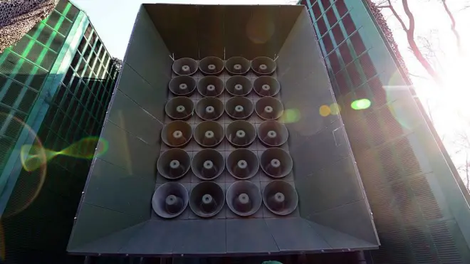 بلندگوهای بزرگ که کره جنوبی در مرز دو کره نصب کرده است