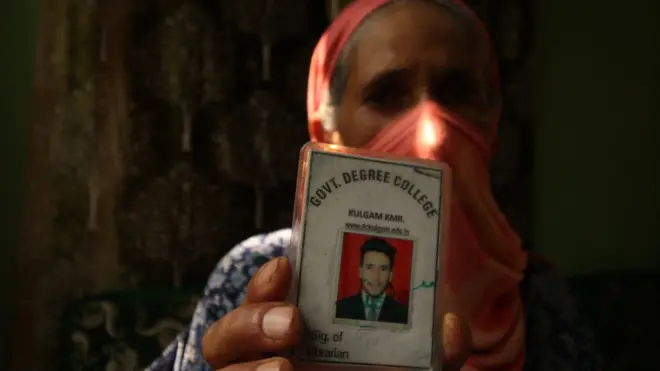 नदीम का पहचान पत्र दिखाते हुए उनकी मां