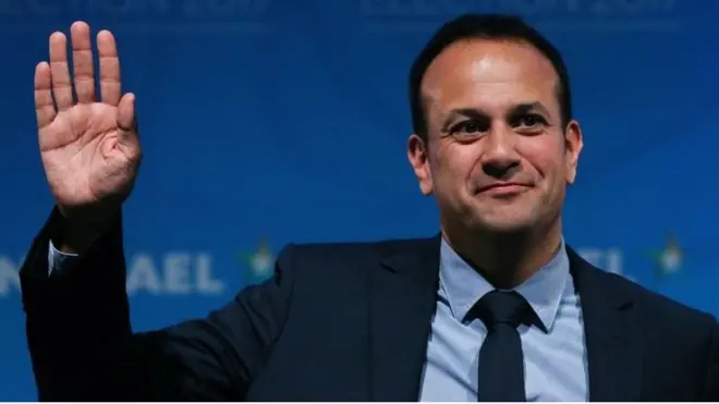 นายลีโอ วารัดคาร์ โบกมือให้ผู้สนับสนุน ขณะขึ้นกล่าวตอบรับตำแหน่งหัวหน้าพรรคฟิเนเกลในกรุงดับลิน