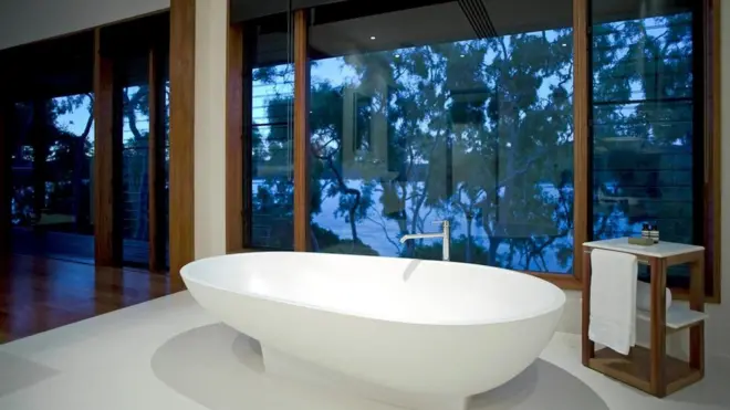 Сучасні ванні кімнати в дорогих будинках нагадують готельні спа - їх облаштовують з вишуканою простотою та чуттєвою природністю