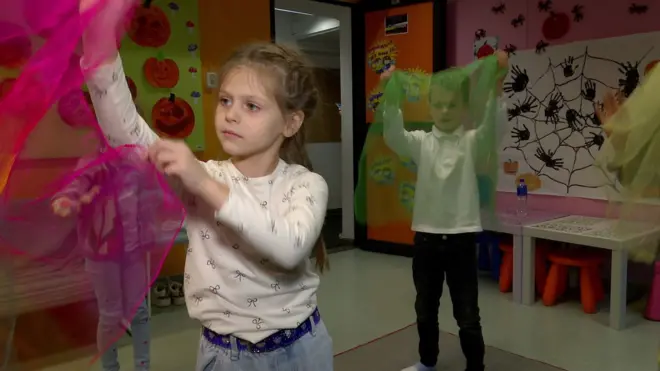 난민 학교에서 무용 수업을 듣고 있는 우크라이나 아동들