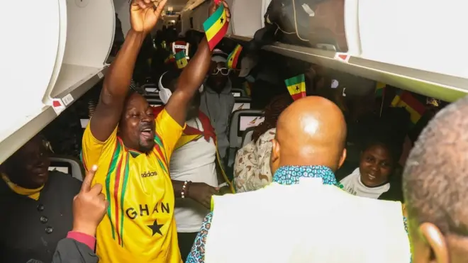 Ghana national for plane as dem comot for South Africa sake of anti-migrant protest