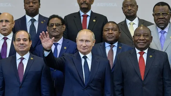 Le chef de l'état sud africain Cyril Ramaphosa président de l'UA ( cravate rouge) a choisi des économistes africains de renommée mondiale pour mobiliser des fonds pour faire face au covid19