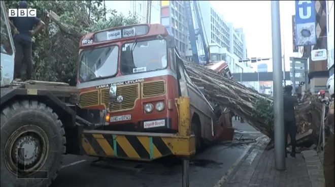 'මම බැලුවා කණ්නාඩියෙන්. ගහ මෙහෙම ඇලවෙනවා. මට ඇද ගන්න බැරි වුණා' යනුවෙන් බස් රථයේ රියදුරා පොලිස් නිලධාරීන්ට පැවසුවේය.
