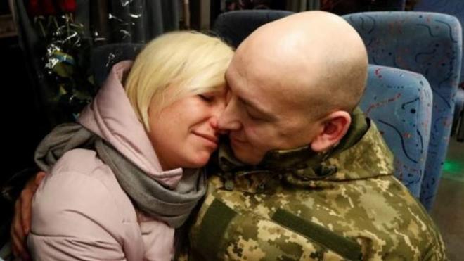 Освобожденных украинских пленных встречали родные