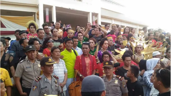 Polres Soppeng tetap pada pendirian bahwa acara Porseni tidak ada izin sehingga harus dibubarkan. Tindakan itu dikecam lembaga Federasi Arus Pelangi, yang fokus pada perlindungan hak kaum LGBT.
