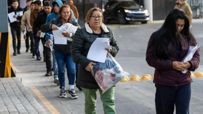 強制送還の対象となった人々（21日、メキシコの国境都市ティフアナ）