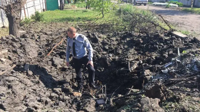 Во дворах - снаряды, побитые окна, крыши, на улицах - огромные воронки в рост взрослого человека