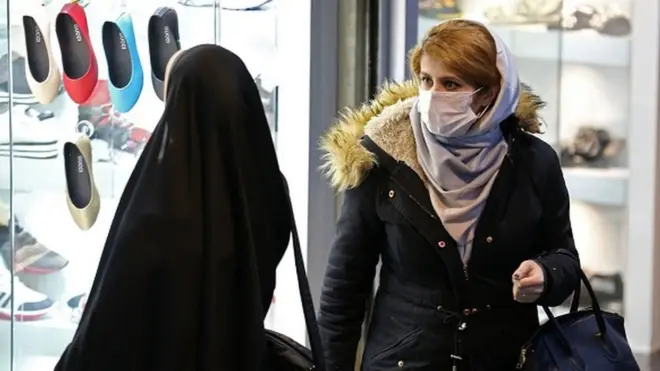 Üzü maskalı qadın