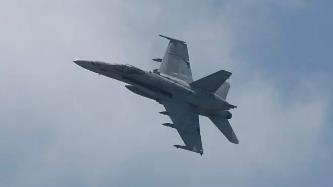 F/A-18F超級大黃蜂戰鬥機在天空中的檔案圖片