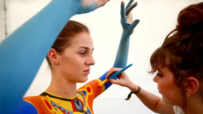 Južnoafrička umetnica oslikava model Korina