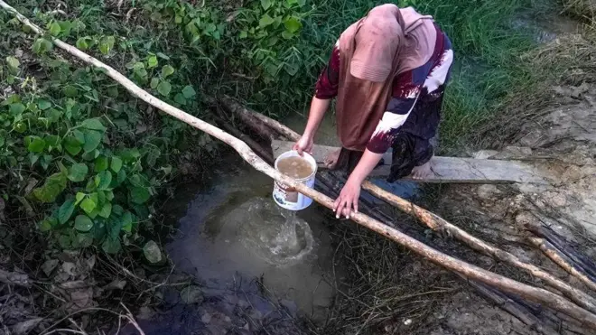 air parit untuk mencuci baju di Kabupaten Aceh Tamiang, Aceh, Jumat (05/12).