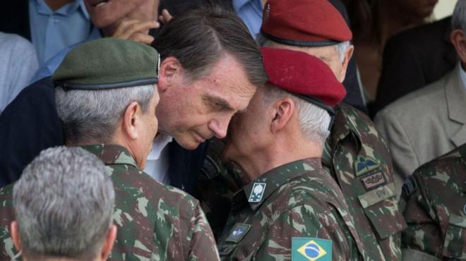 O ex-presidente Jair Bolsonaro conversa com o general Luiz Eduardo Ramos, que foi ministro-chefe da Casa Civil de seu governo