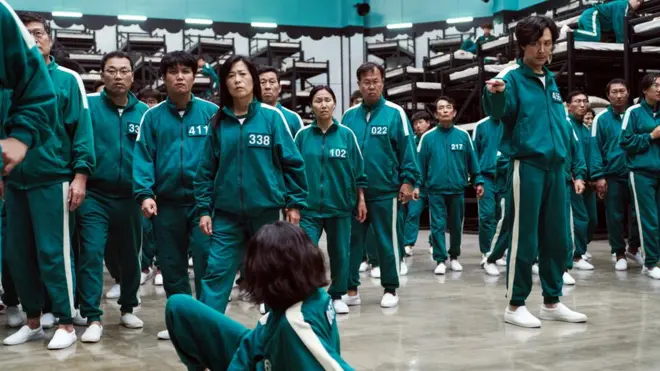 กลุ่มคน 456 คน ซึ่งสิ้นหวังในชีวิตหรือไม่ก็มีหนี้สินล้นตัว ถูกเชื้อเชิญเข้าไปเล่นเกมที่พวกเขาต้องเอาชีวิตรอดและอาจมีสิทธิ์ชนะเงินรางวัล 4.56 หมื่นล้านวอน