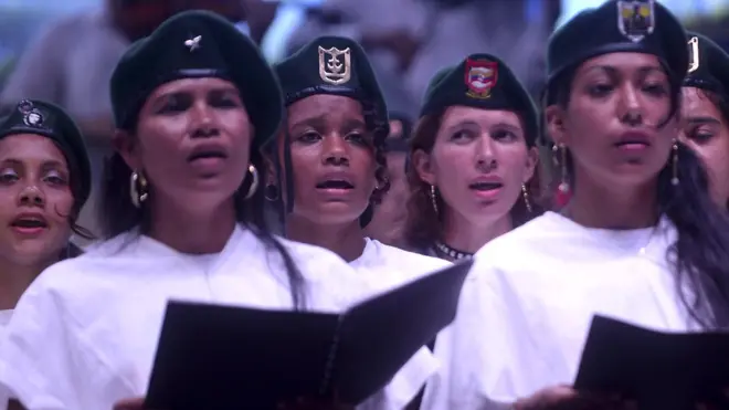 Barış süreci için düzenlenen kutlamada şarkı söyleyen FARC mensupları.