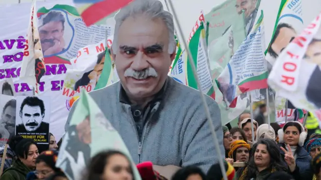 Almanya'nın Köln kentinde 16 Kasım'da yapılan Öcalan'a özgürlük yürüyüşü, kadınlar Öcalan'ın resimli pankartını taşıyor