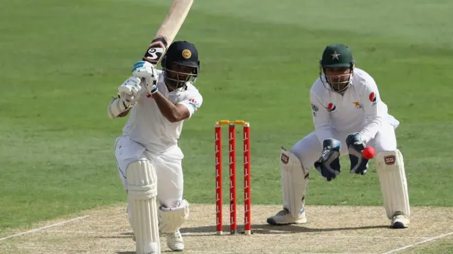 کرونارتنے ابھی تک کریز پر ڈٹے ہوئے ہیں