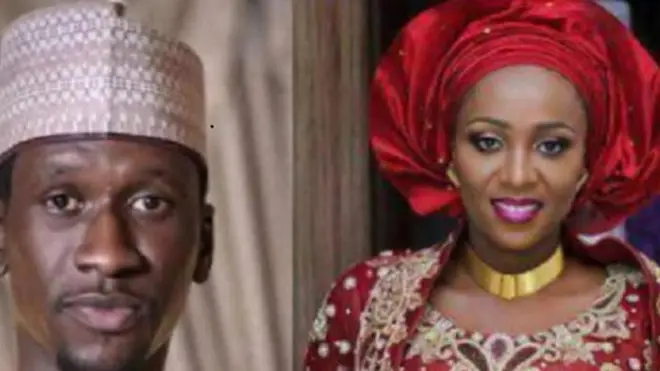 Ọkọ Maryam Sanda, Bilyaminu Bello, de fila alawọ eérú gogoro pẹlu aworan obìnrin náà, tó we gele Pupa pelu aṣọ Pupa àti goolu, to si n rẹrìn pẹlu eyin funfun nita. 