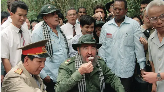 Ông Fidel Castro ăn cơm nắm ở Củ Chi, trong chuyến thăm Việt Nam năm 1995