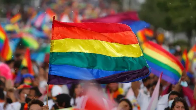 يحتفل مجتمع الميم-عين حول العالم في شهر حزيران بشهر "الفخر"، حيث تشهد مدن عدة مسيرات كبيرة.