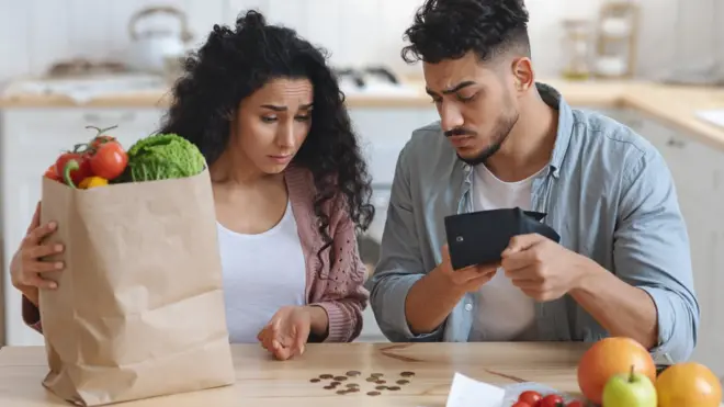 زوجان يحصيان ما تبقى لهما من أموال بعد أن انتهيا من التبضع