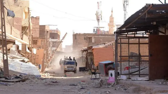 بیشتر وسایل نقلیهای که در خیابانهای امدرمان تردد میکنند نظامی هستند