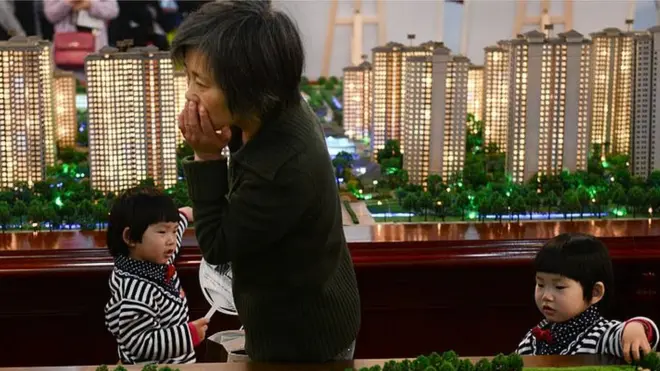 ధరలు ఆకాశాన్నంటడంతో సామాన్యులు ఇళ్లు కొనే పరిస్థితి లేకుండా పోతోంది.