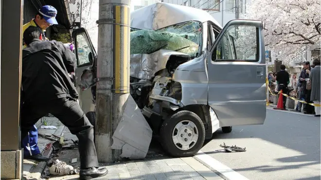 Sebuah mobil menghantam tiang telepon di Kyoto, Jepang, beberapa waktu lalu. Kecelakaan sejenisnya yang melibatkan pengemudi lansia semakin sering terjadi di Jepang.