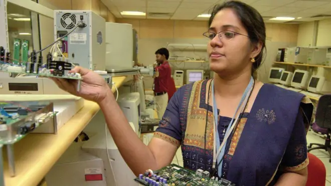 औपचारिक क्षेत्रों में पहली बार नौकरी शुरू करने वालों के लिए सरकार ने अहम घोषणा की है