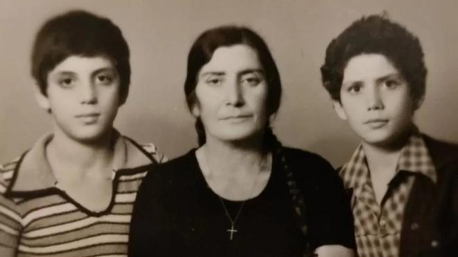 عید حداد (چپ) در کنار مادر و برادر کوچکترش - سال ۱۹۷۷