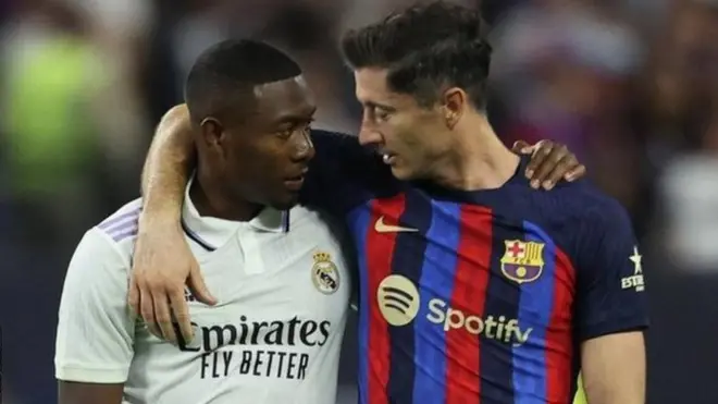 انضم المهاجم البولندي ليفاندوفسكي إلى برشلونة هذا الصيف مقابل 50 مليون يورو قادما من بايرن ميونيخ