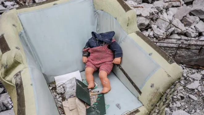 Покинута іграшка в руїнах