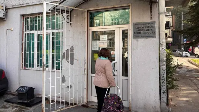 Жена испред врата амбуланте